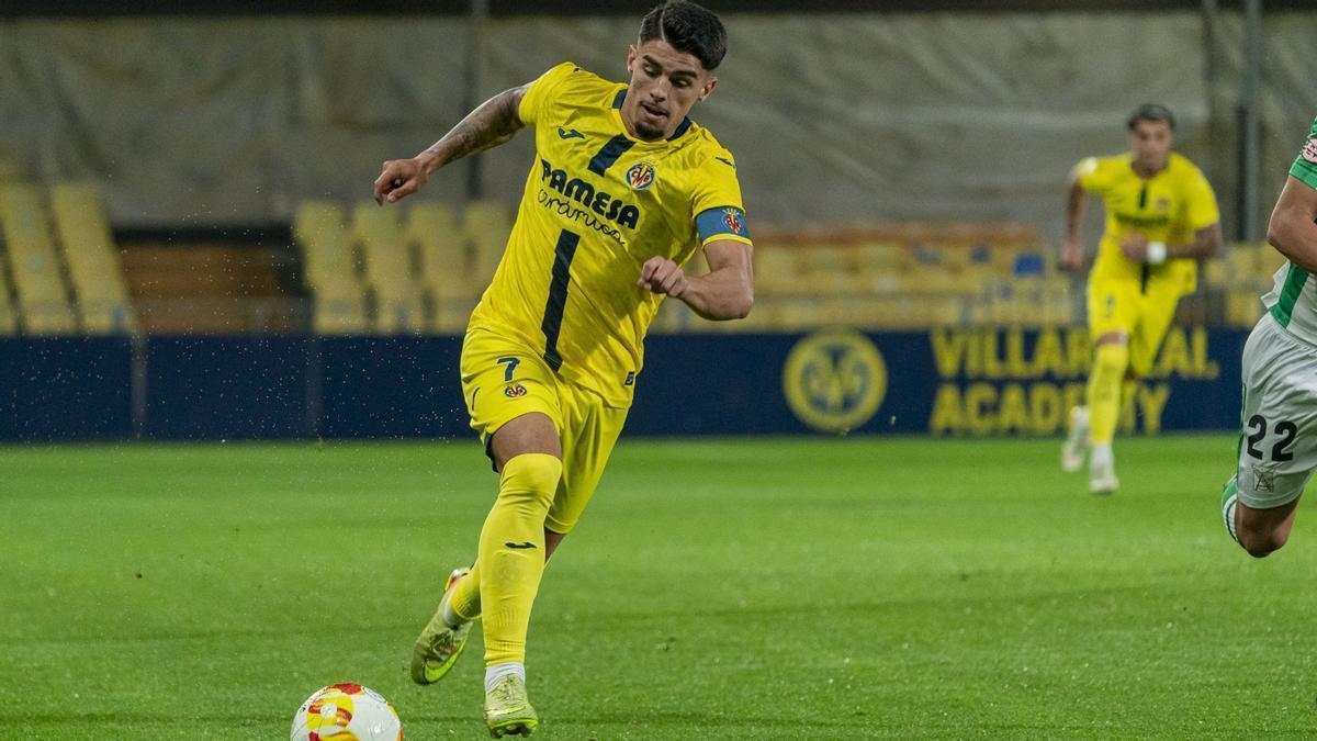 Victor Moreno, durante un encuentro con el Villarreal B en el Mini Estadi