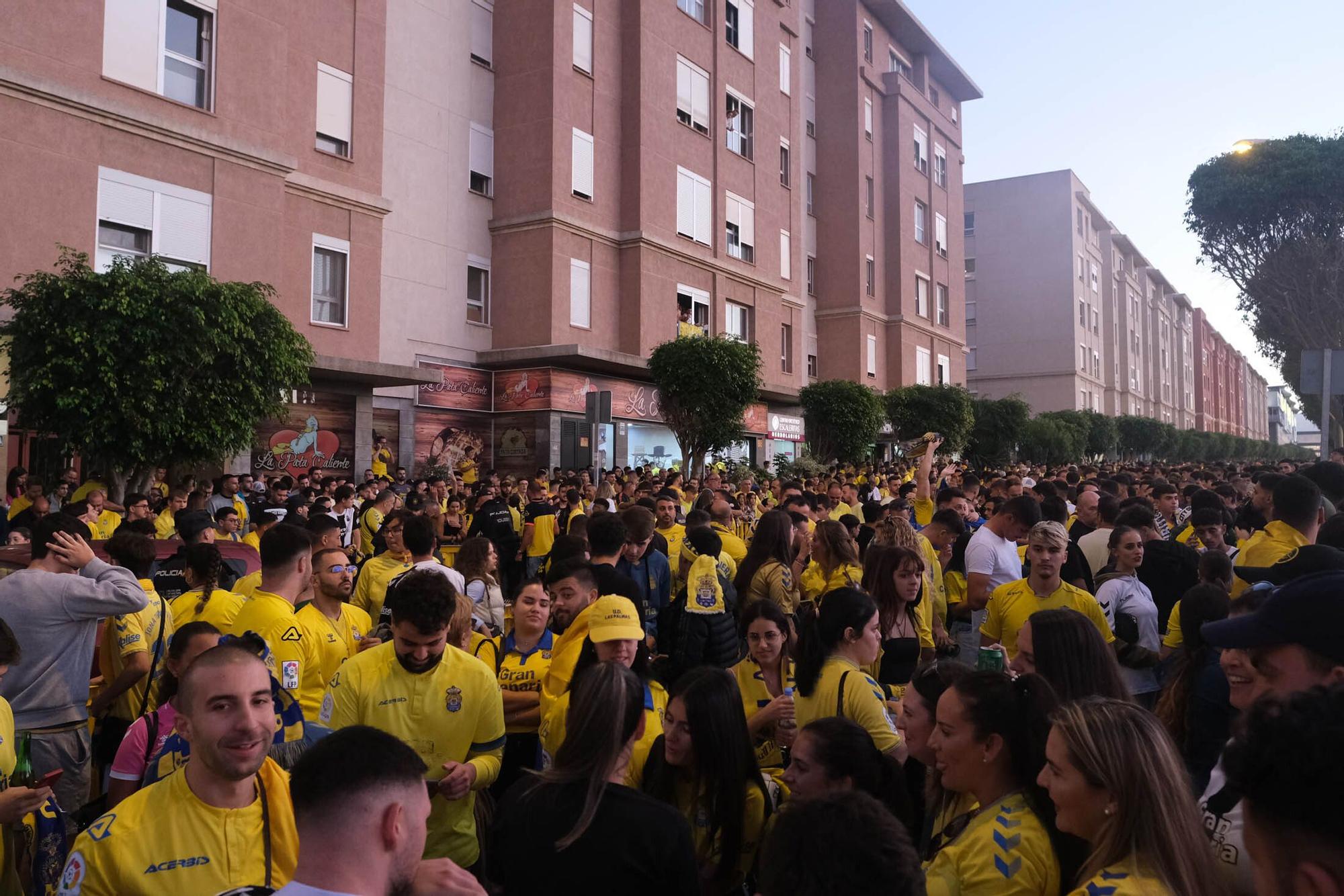 Los aficionados de la UD Las Palmas reciben la guagua con los jugadores antes del derbi