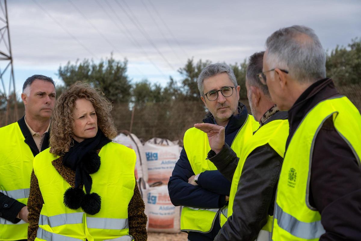 Arcadi España y Amparo Folgado atienden a los técnicos en la visita al canal Júcar-Turia.