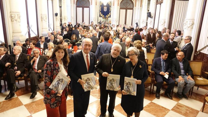 Gemma del Corral, el alcalde Francisco de la Torre, José Manuel Cabra de Luna y Rosario Camacho, con el libro conmemorativo.