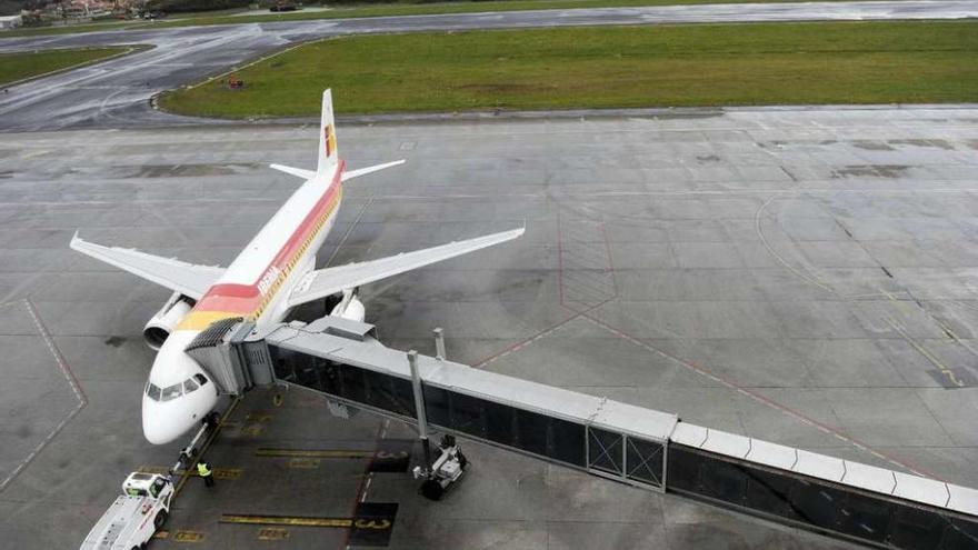 Vista del aeropuerto de Alvedro desde el interior de la Torre de control.