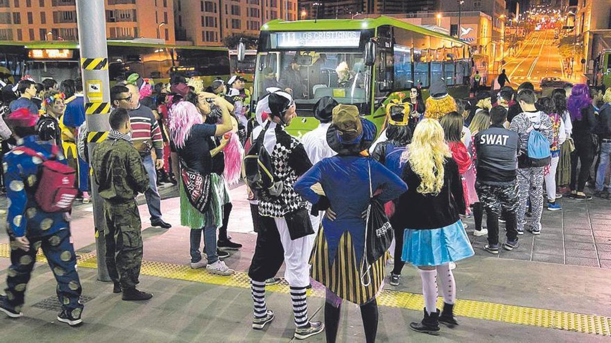 Carnavaleros a punto de subirse a la guagua en el Intercambiador de Santa Cruz en una imagen de archivo