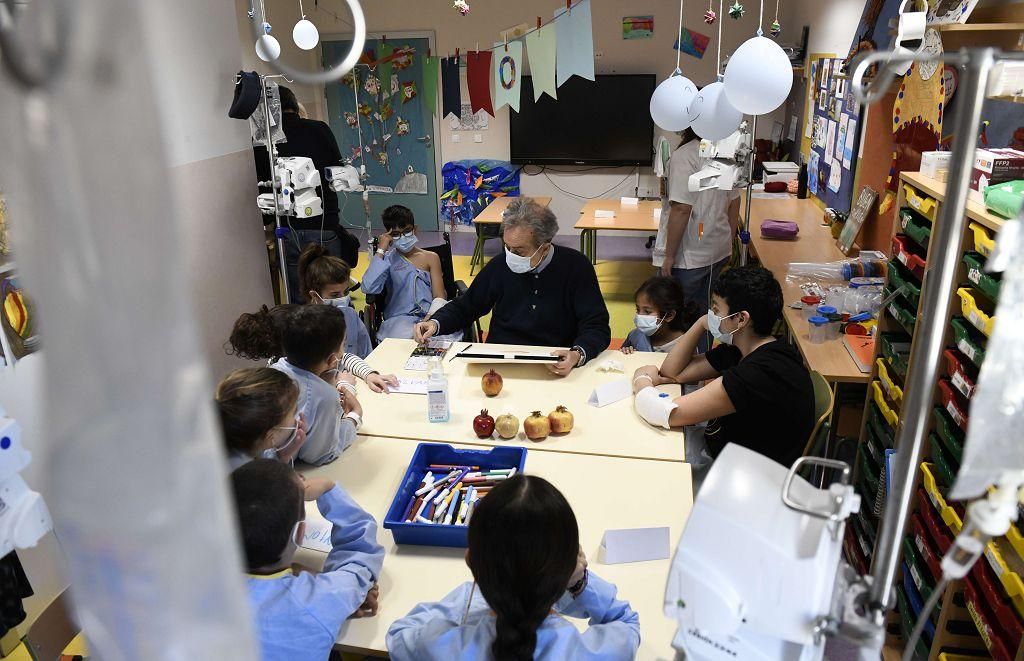Pedro Cano lleva la pintura a Oncología Infantil de la Arrixaca