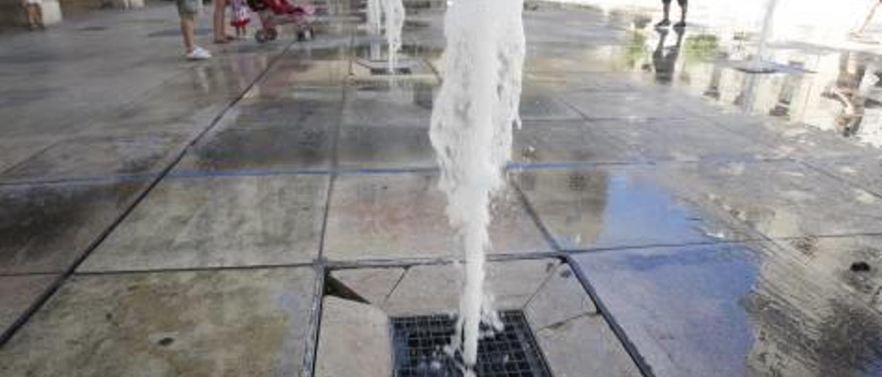 La fuente de los chorros de la plaza del Ayuntamiento se llena de grietas