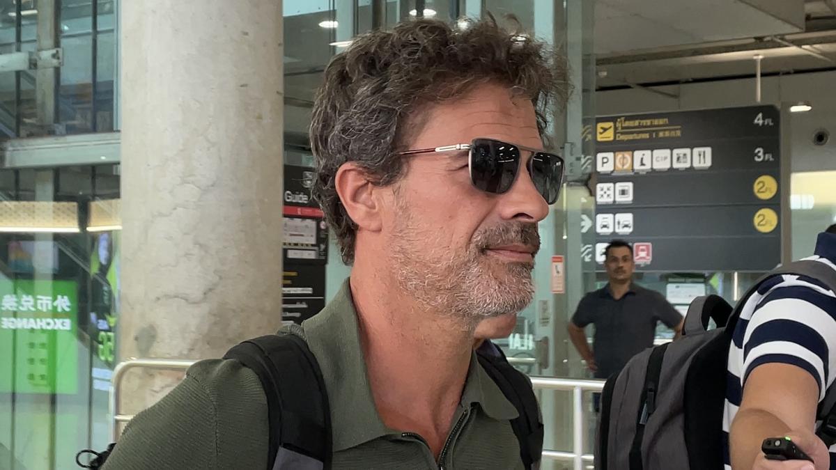 El actor Rodolfo Sancho, padre de Daniel Sancho, en el aeropuerto.