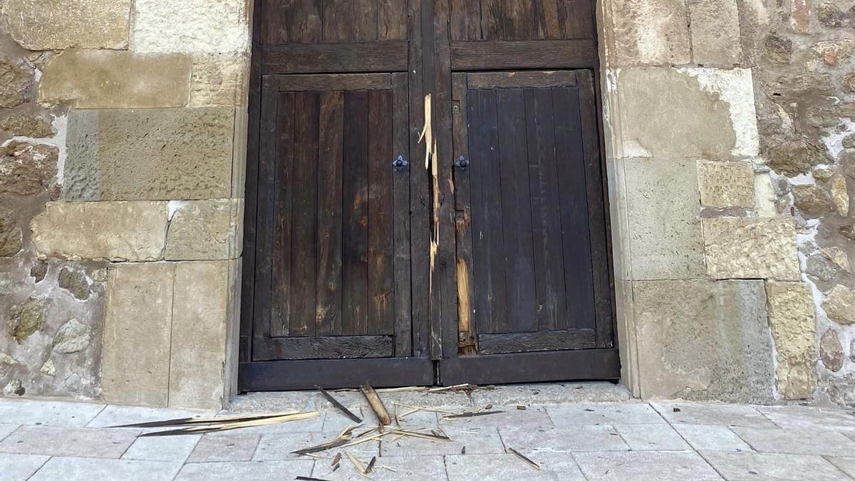 Astillas en la puerta de San Andrés, que los ladrones trataron de romper de madrugada.