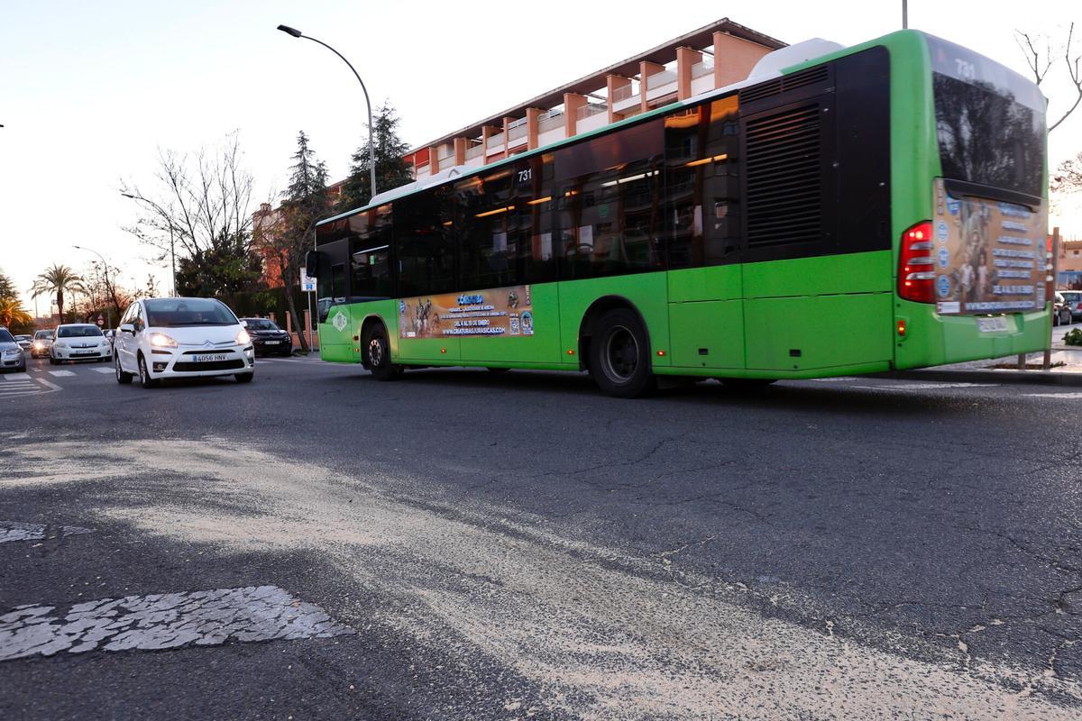Accidente autobus aucorsa y un coche en la calle cantabrico