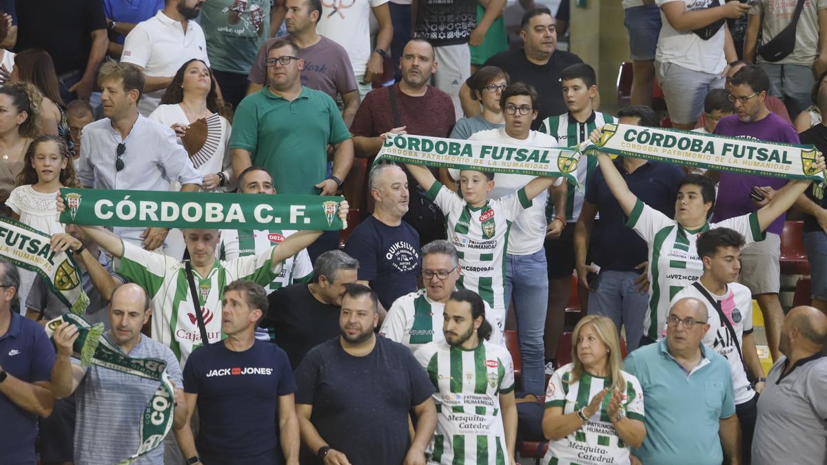 Aficionados del Córdoba Futsal durante un partido esta temporada en Vista Alegre.
