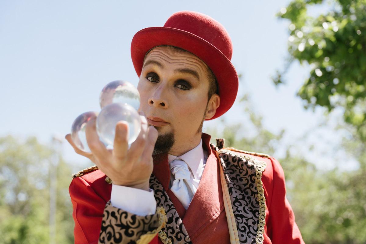 El artista circense Carlos Calderón, de nombre artístico 'Charly Chan Cha'.