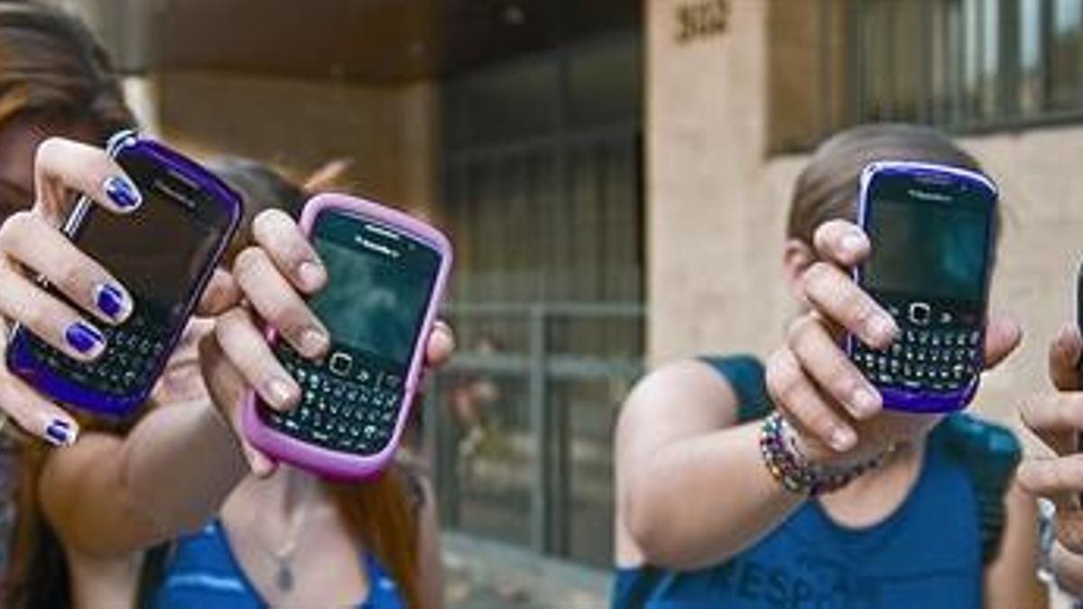 Adolescentes en las puertas de un instituto durante el apagón