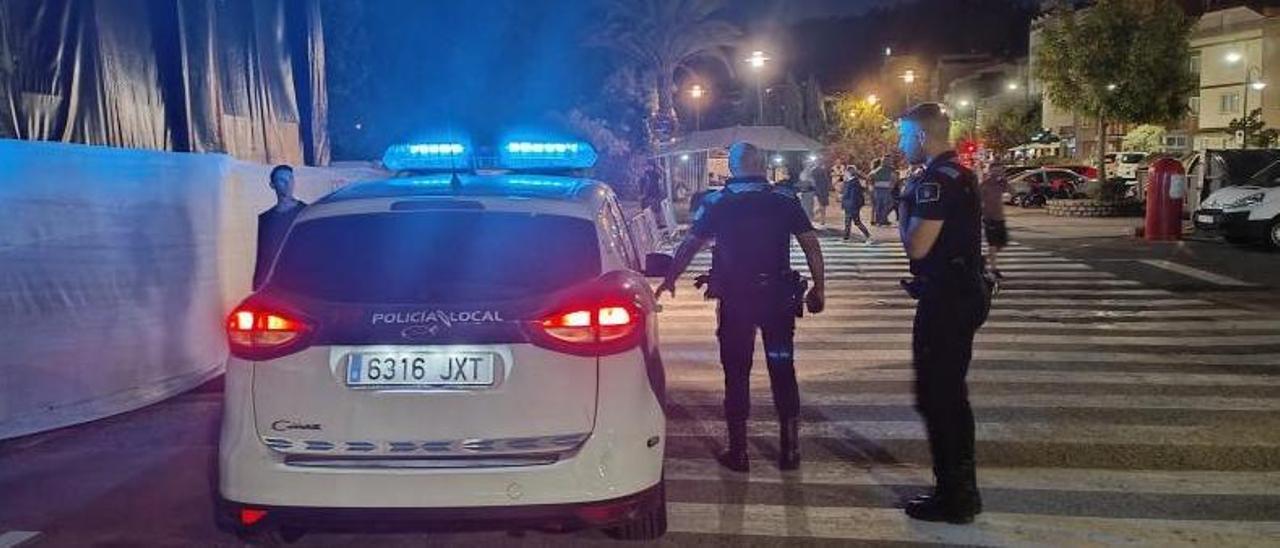 Agentes de la Policía de Cangas el viernes en su primer servicio nocturno después de tres años.  | // F.G.S.