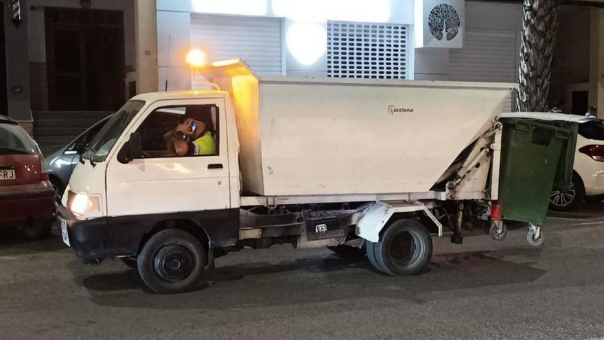 Camión antiguo empleado en Catral para la recogida. El uso de este medio para realizar la recogida ha generado bastante polémica en el municipio. | INFORMACIÓN