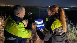 La policia local de Viladecans estrena un equip de visió nocturna per millorar el control del Parc Agrari