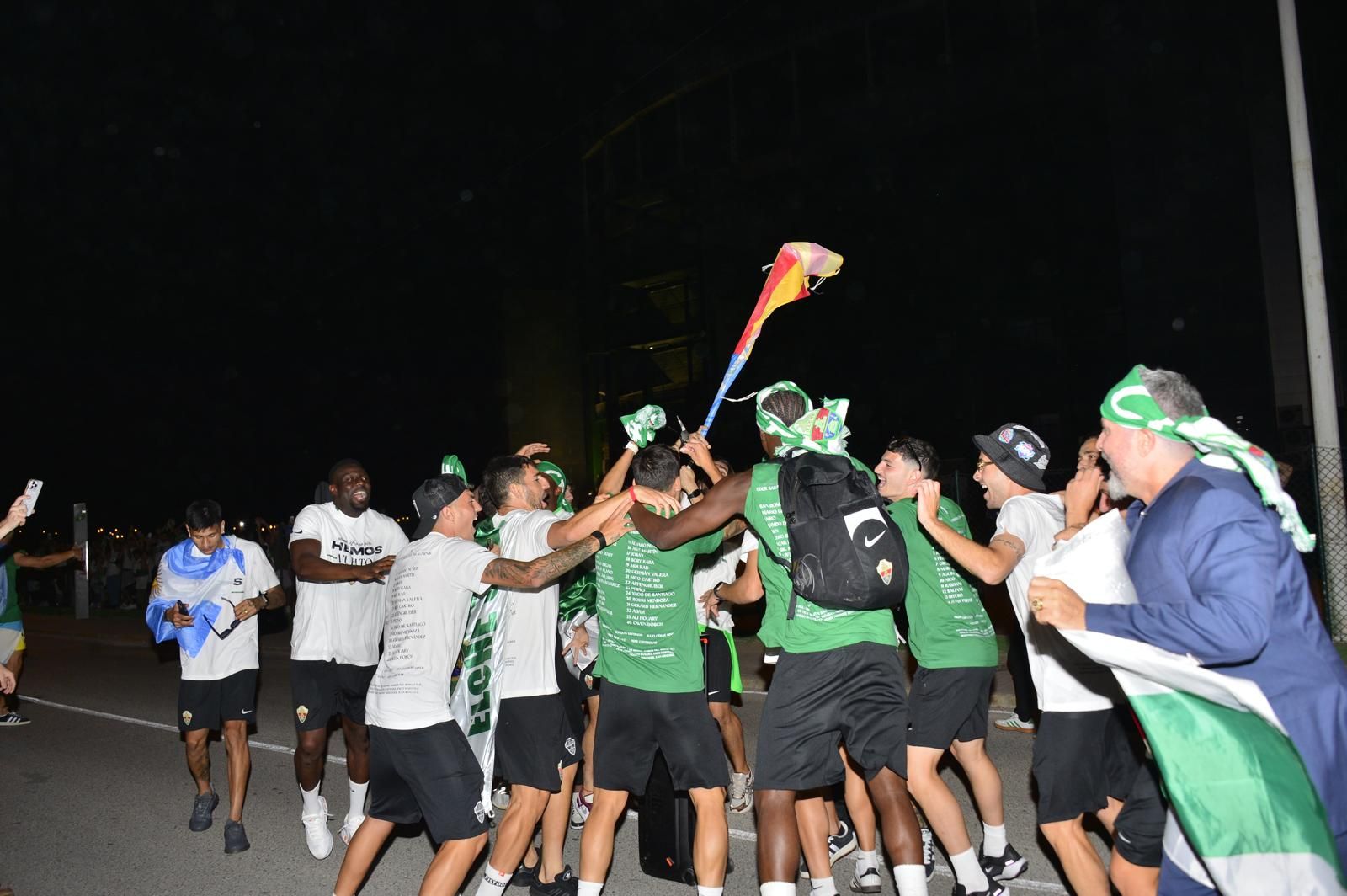 La afición del Elche recibe a los héroes del ascenso a su llegada al Martínez Valero