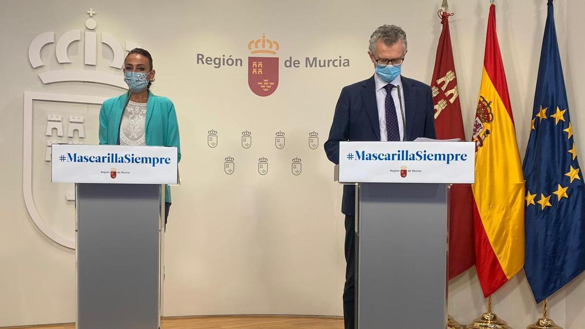 El consejero de Salud, Juan José Pedreño, acompañado de Valle Miguélez, en rueda de prensa esta mañana.