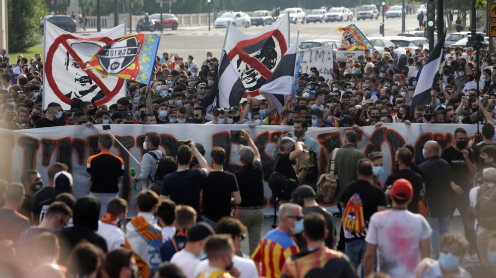 Manifestación de la Afición del Valencia contra Peter Lim