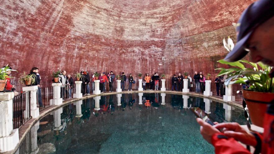 Los visitantes observando el manantial del Molina.