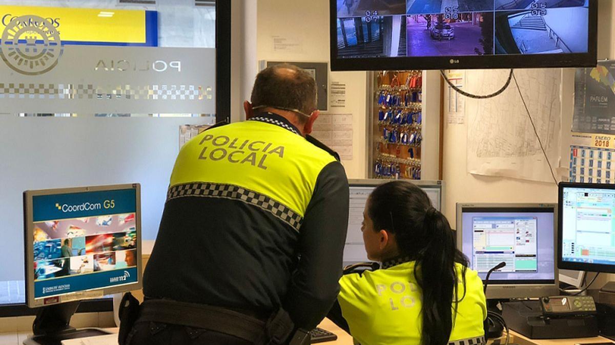 Dos policías locales de la provincia de Castellón, en plena jornada de trabajo, en una imagen de archivo.