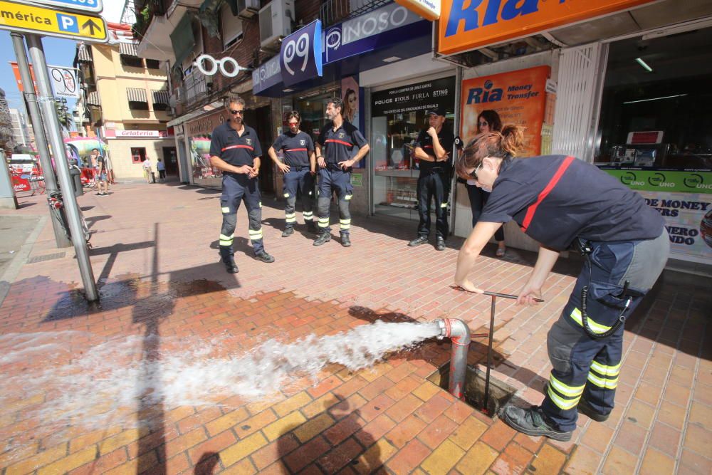 Los bomberos visitan las Hogueras