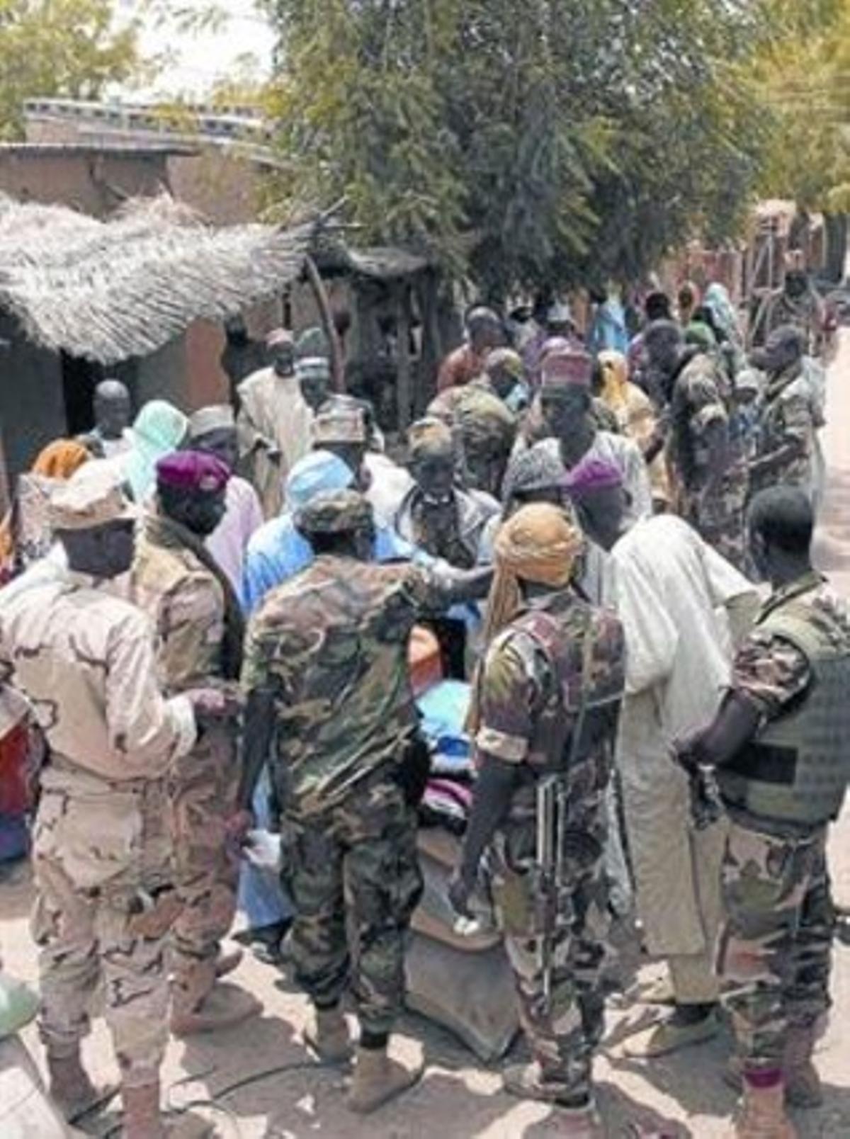 Soldats nigerians, a Damasak, on es van produir els raptes.