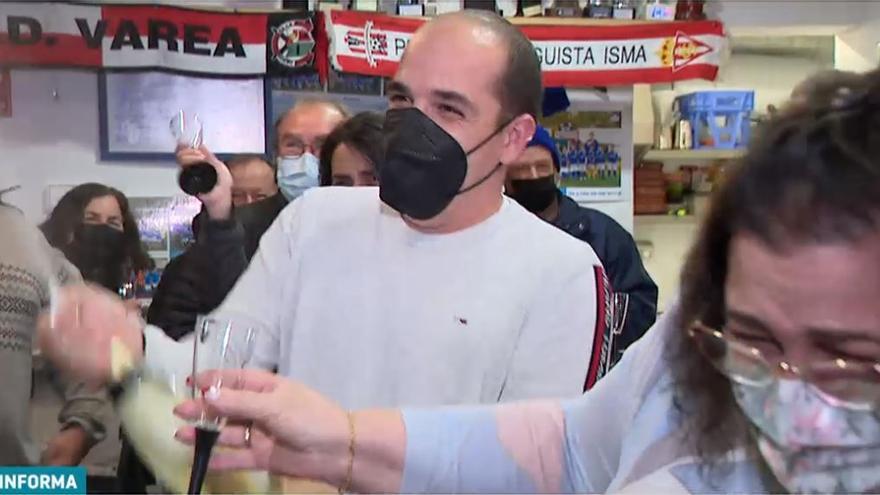 Los premiados celebran el Gordo en el bar del Sant Rafel.