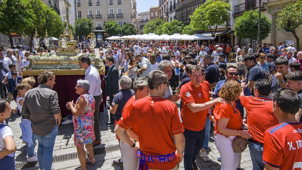 Aficionados de Real Madrid y Osasuna, en el centro de Sevilla junto a una Cruz de Mayo,