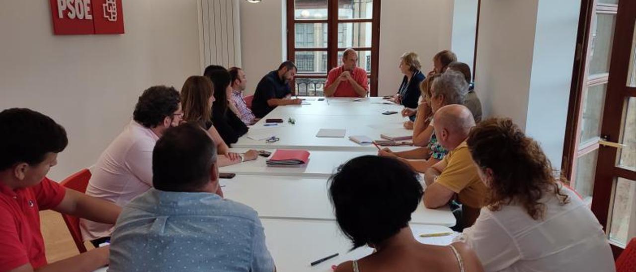 La ejecutiva del PSOE de Avilés, reunida este lunes en la Casa del Pueblo. En la cabecera, Manuel Campa (scretario de organización), Luis Ramón Fernández Huerga y Mariví Monteserín.