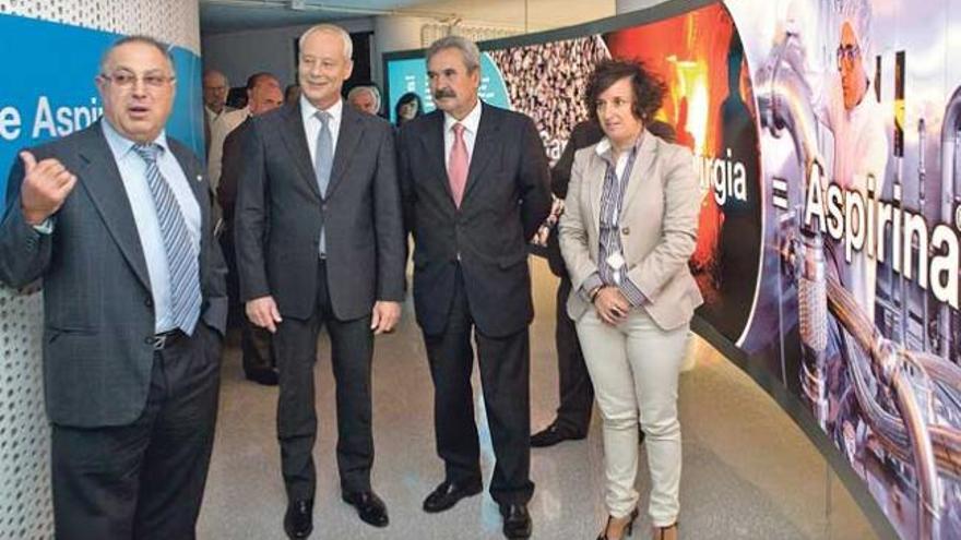 Por la izquierda, Manuel Fernández Ortega, Rainer Krause, Graciano Torre y María Fernández, en la sala dedicada a Bayer que fue inaugurada ayer en el Museo de la Siderurgia.