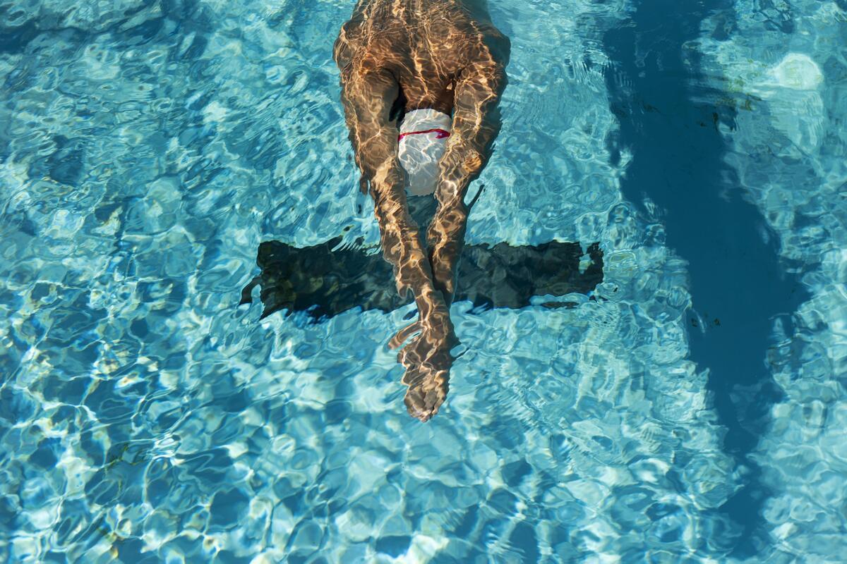 Las mejores manoplas de natación para potenciar la resistencia en las brazadas