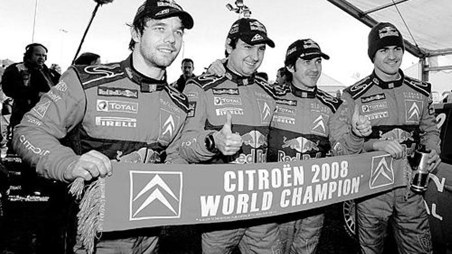 Loeb (izquierda) junto a Dani Sordo y sus copilotos festejan el título en el Mundial de constructores, ayer en Gales.