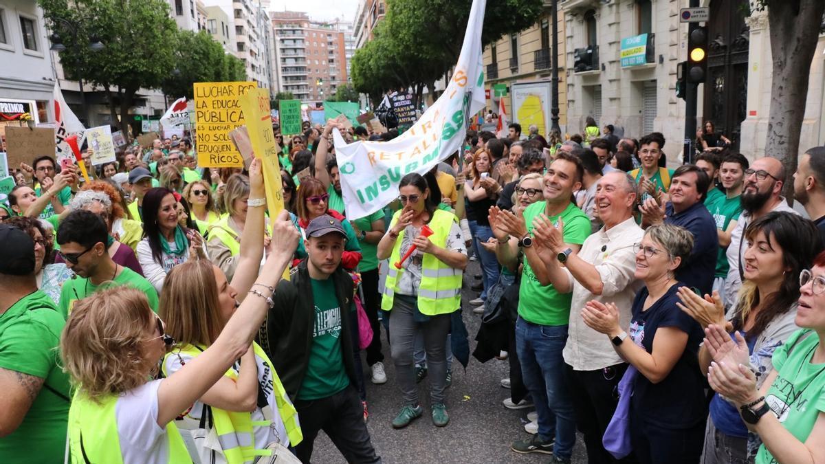 Meimbros de Compromís con los manifestantes
