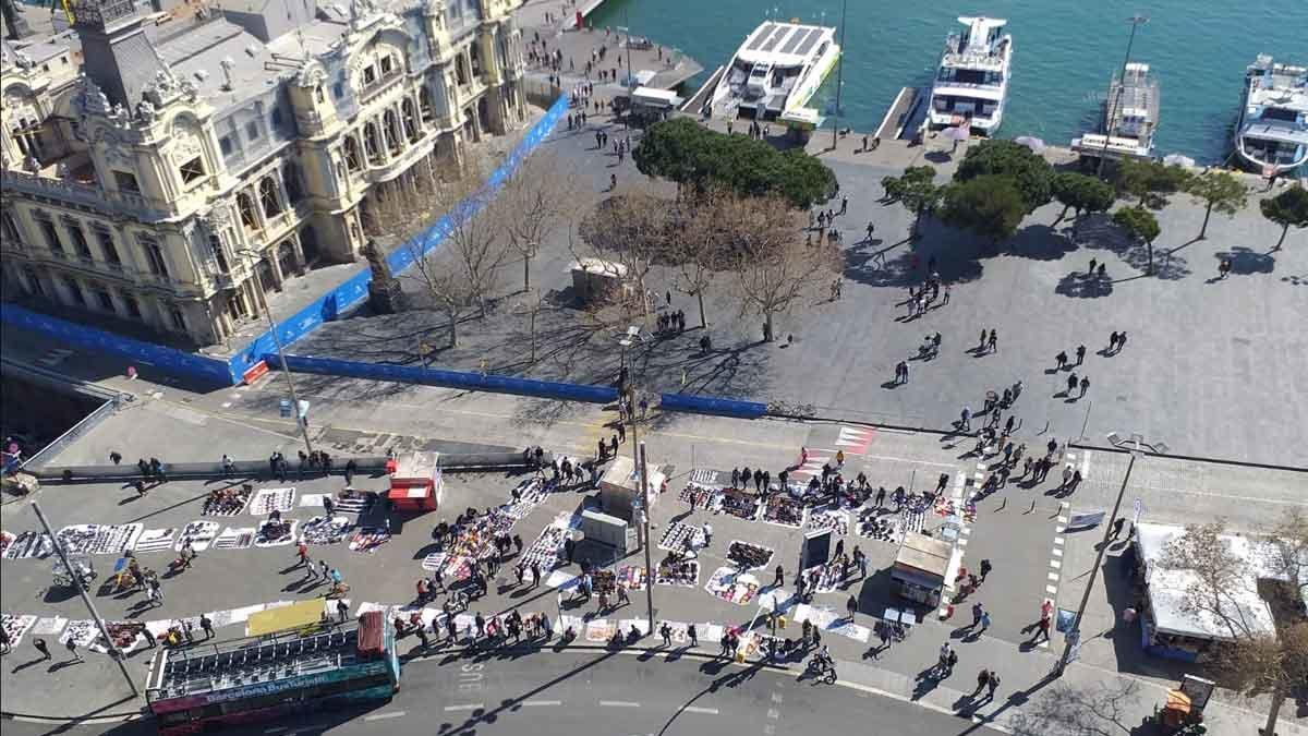 Manteros en la plaza de Colom, en Barcelona