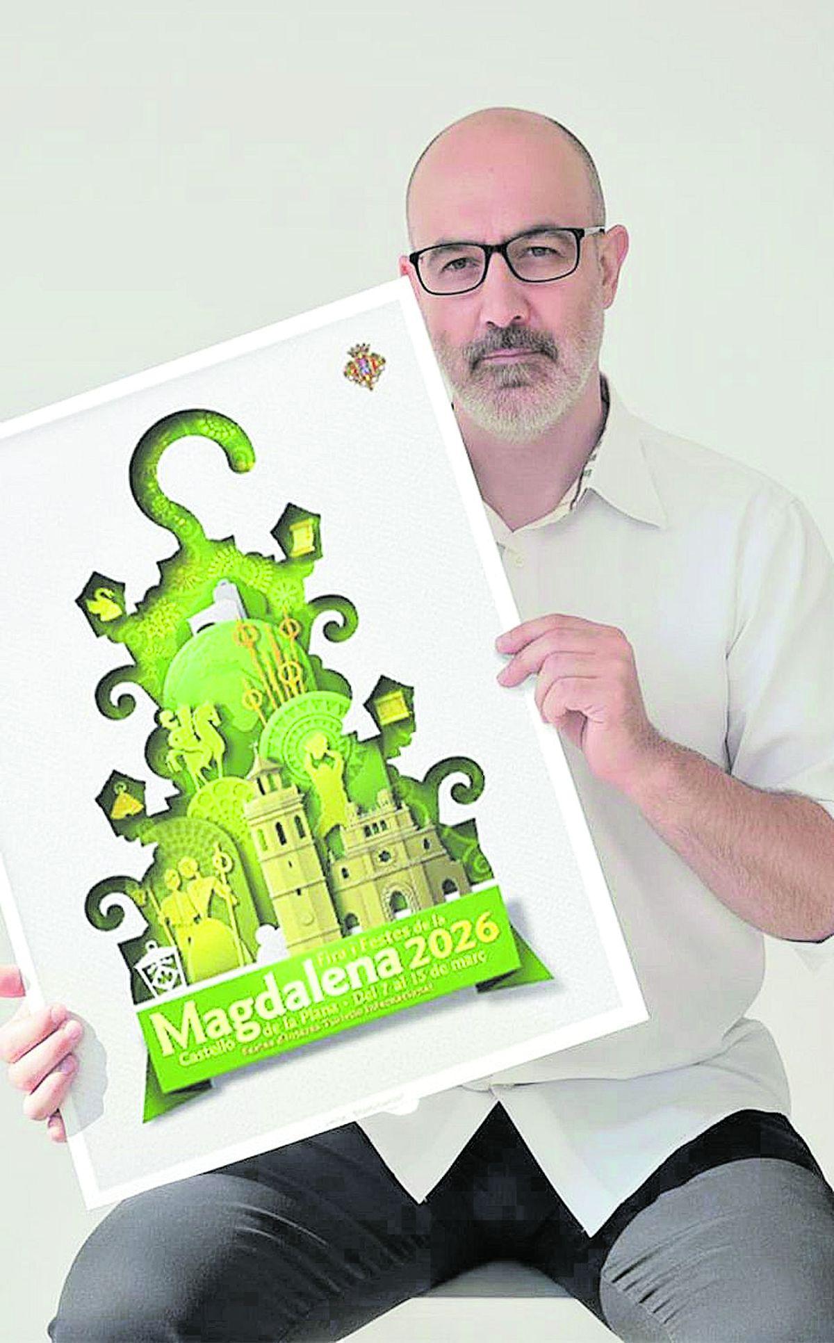 Juan Diego Ingelmo muestra el cartel de la próxima Magdalena.