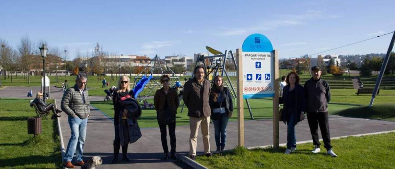 Por la izquierda, José Luis González, María del Mar González, Marta García, Manuel Díaz, Silvia Fernández, Esmeralda Álvarez y Mariano García, ayer en el parque de Montecerrao, donde el Ayuntamiento planea instalar este año la feria de ganado de la Ascensión.