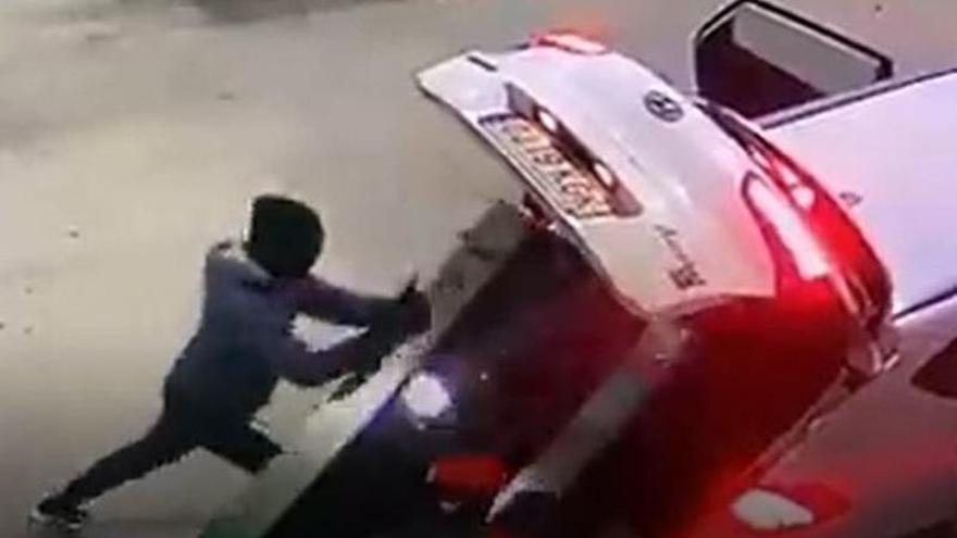 La banda que asalta gasolineras en el Campo de Cartagena pega fuego a su coche