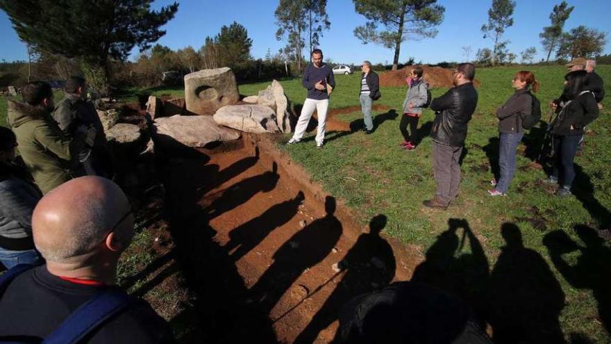 Manuel Lestón, en el centro, explica a una veintena de vecinos el proceso de excavación. // Bernabé/Gutier