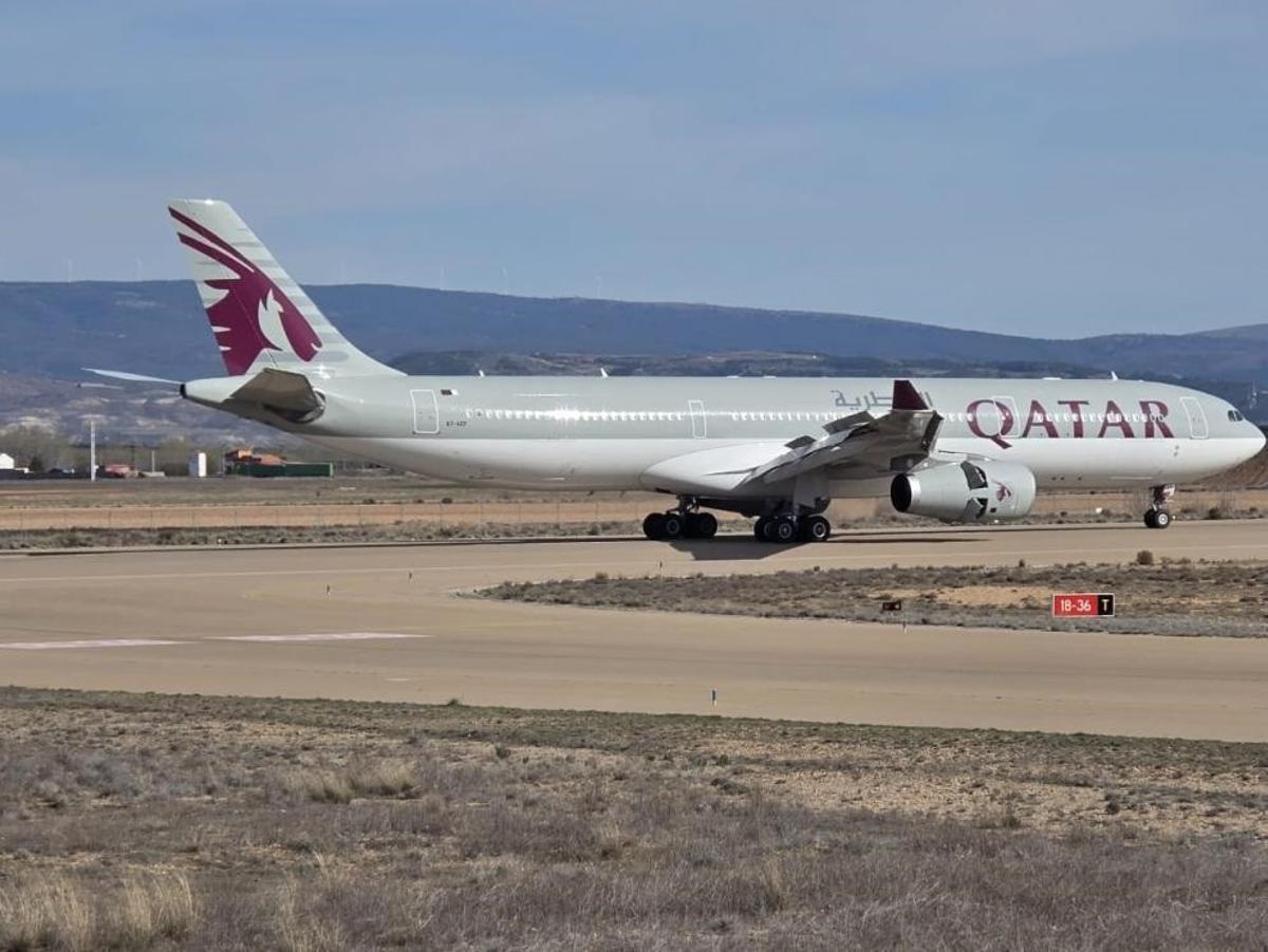 Eine Maschine von Qatar Airways am Flughafen Teruel.