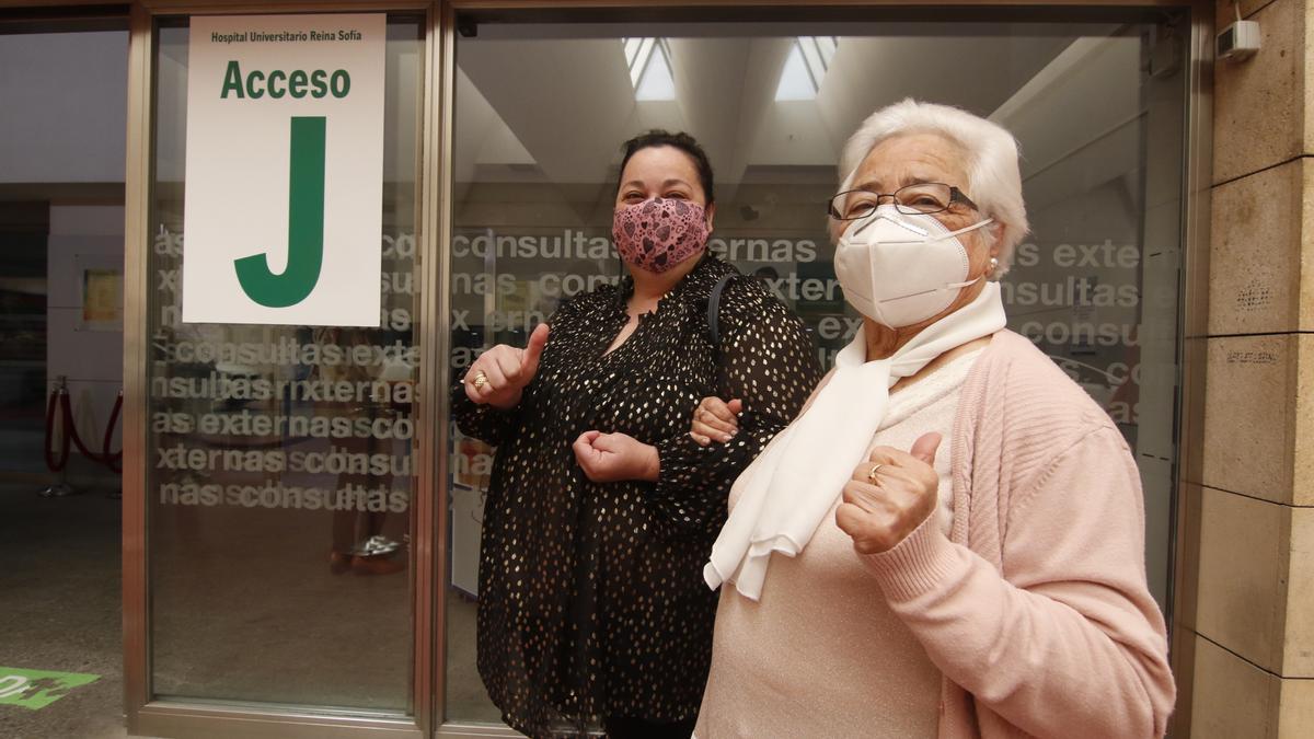 Primeros vacunados contra el covid de alto riesgo en el hospital Reina Sofía.