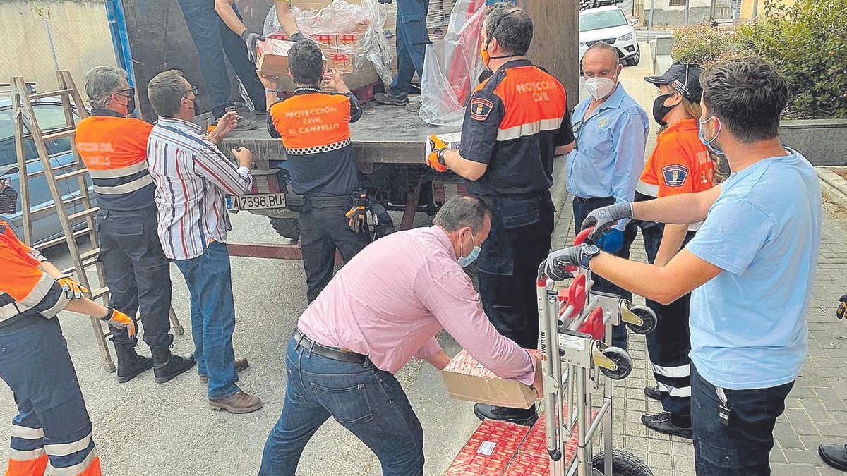 Imagen de una descarga de alimentos en las que participaron voluntarios de Protección Civil.