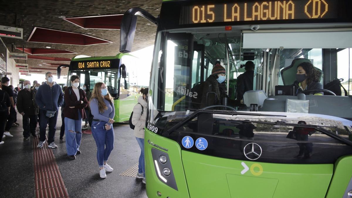 Pasajeros a punto de subirse a la 015, guagua directa de La Laguna a Santa Cruz.