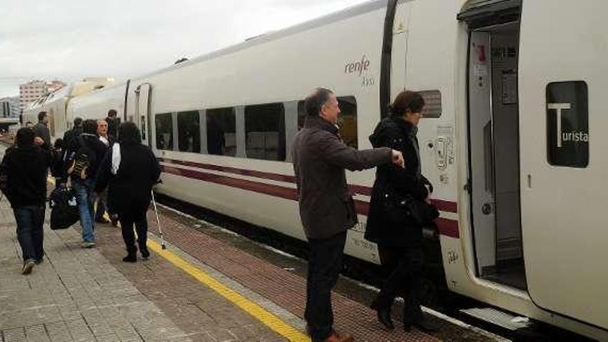 Usuarios de un tren Alvia en la estación de Pontevedra. // Rafa Vázquez