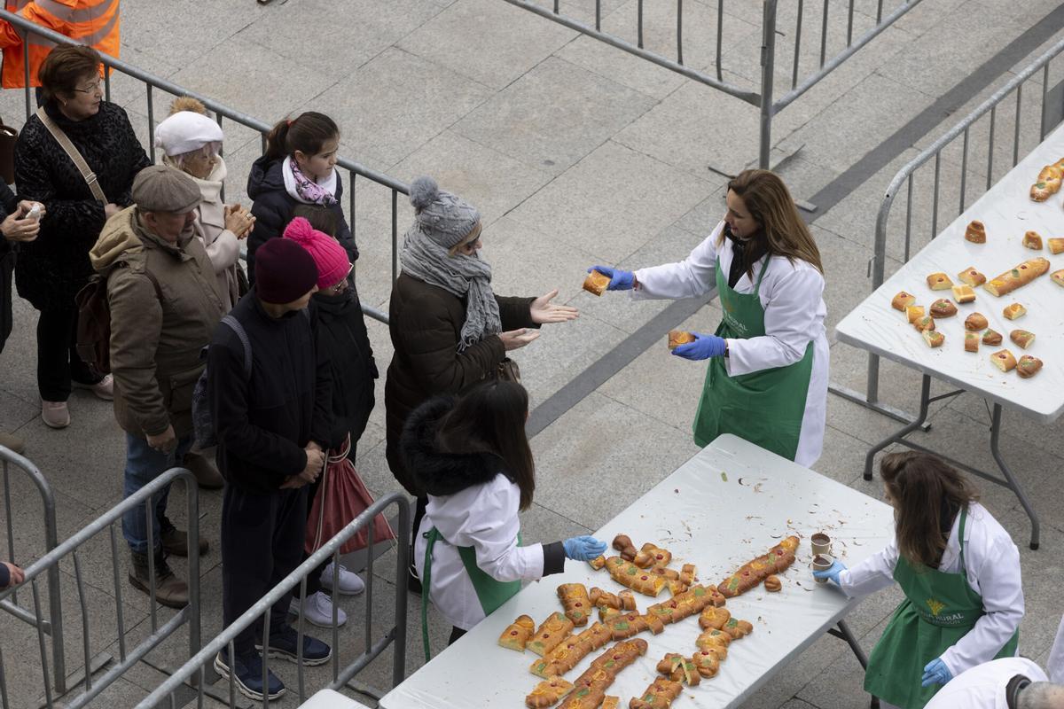 SAN VALERO - REPARTO DE ROSCON DEL PERIODICO DE ARAGON POR EL DIA DE SAN VALERO