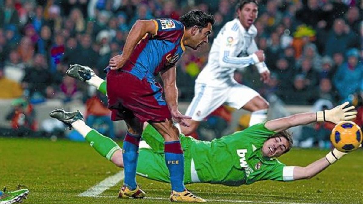 Xavi dispara a portería ante Casillas en una jugada en la que el de Terrassa pudo marcar su segundo gol.