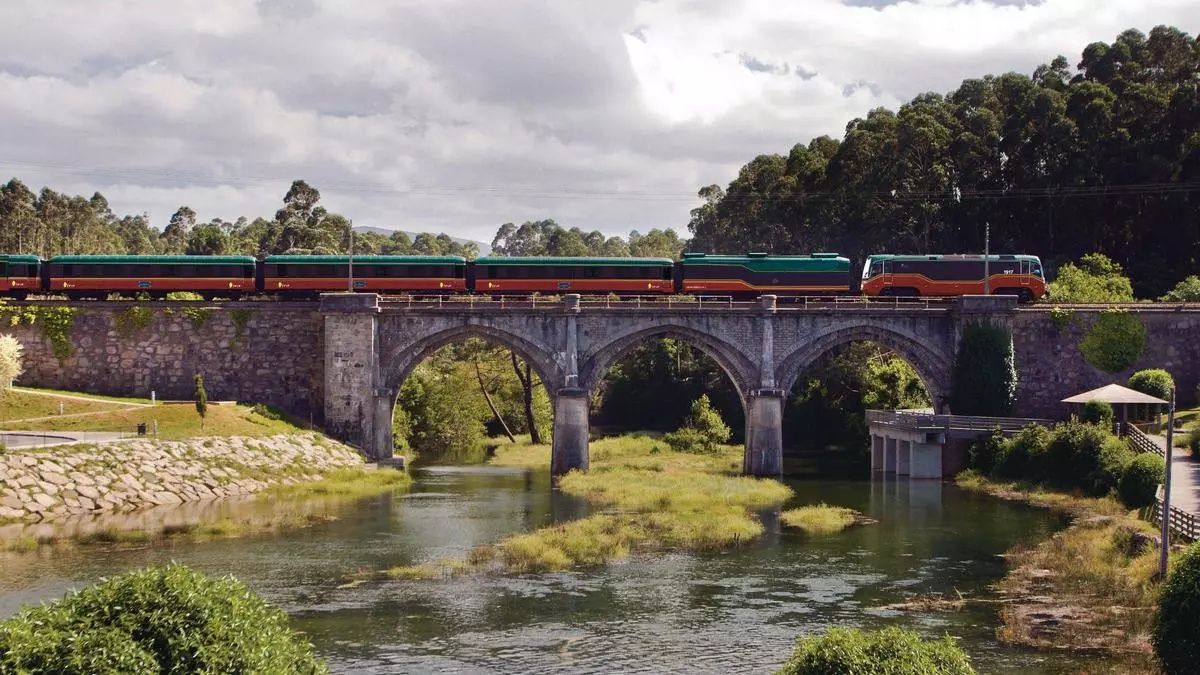 Un tren de lujo que recorre uno de los paisajes más impresionantes de España: así es el Expreso de La Robla.