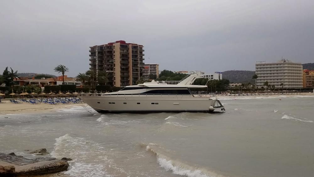 El temporal deja varios barcos varados en Son Maties