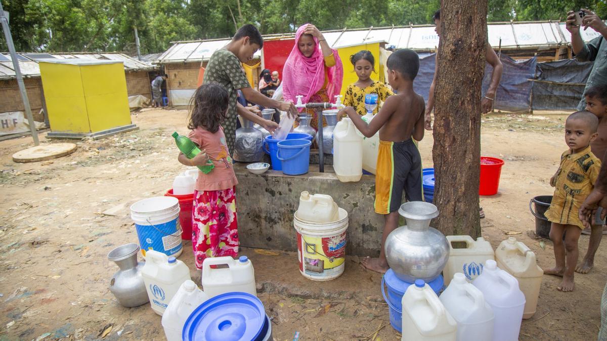 Refugiados rohingyas del campo de Cox's Bazar, en Bangladesh, recogen agua potable, este miércoles.