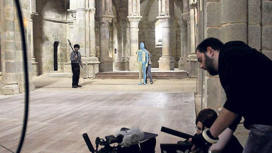 Instante del rodaje, que se desarrolló a lo largo de la tarde de ayer en el interior del monasterio silledense.  // Bernabé/Javier Lalín