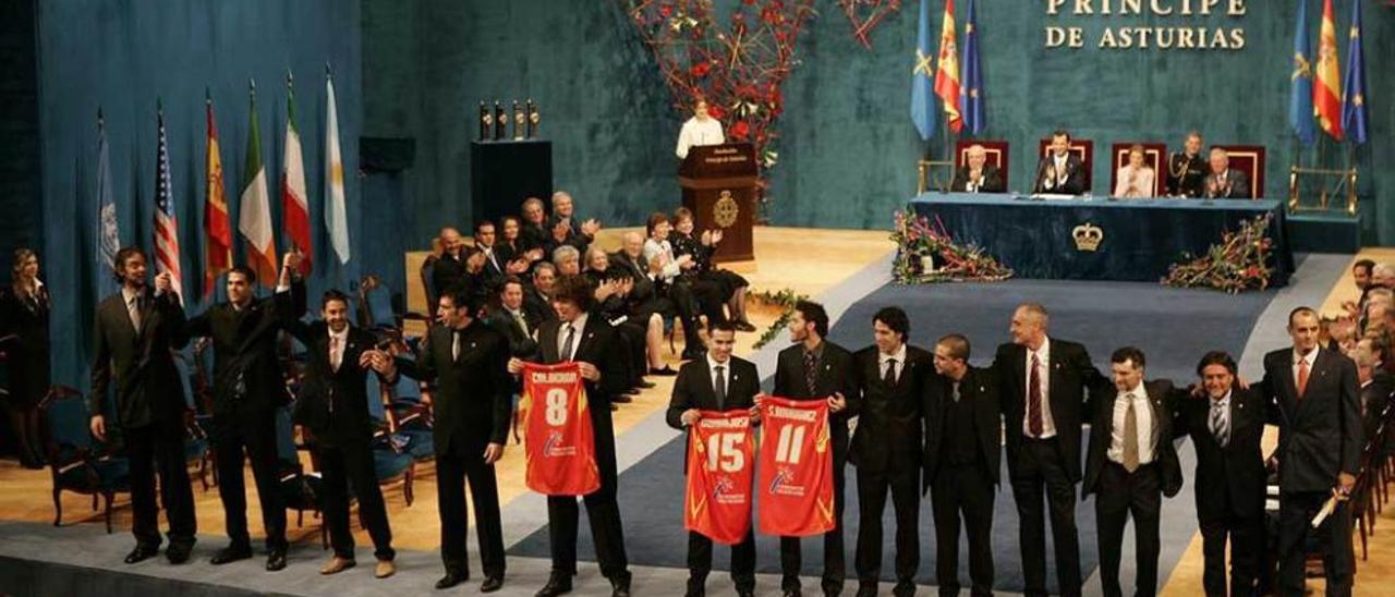 La selección española de baloncesto, premiada en 2006.