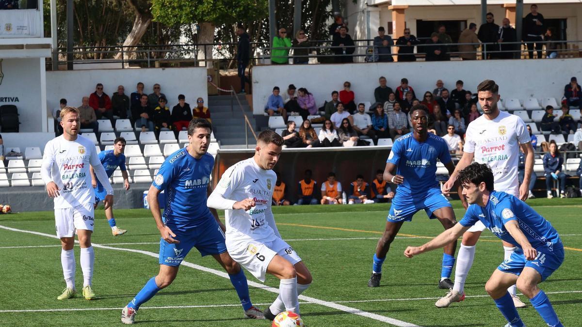 Álvaro maneja el esférico ante un rival.