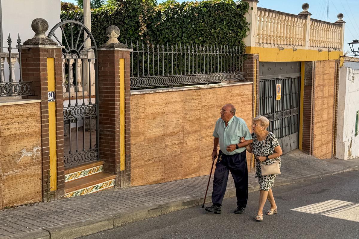El joven, al salir de la piscina, "tocó un electrodoméstico o directamente el enchufe, recibió una descarga eléctrica y falleció al momento".